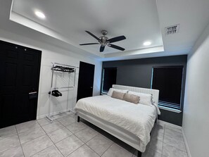 3 chambres, fer et planche à repasser, Wi-Fi, draps fournis