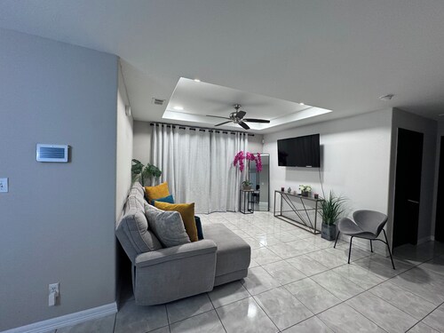 Luxury Mint Entire Home 3bd -2 bath