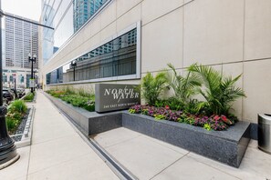 Exterior detail - Upscale Streeterville Jr 1BR w/ Gym, nr Magnificent Mile, by Blueground (Chicago)