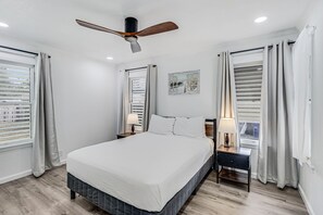 3 bedrooms, internet, bed sheets - Inviting house with large enclosed yard, central AC, washer/dryer, & golf nearby (Corpus Christi)