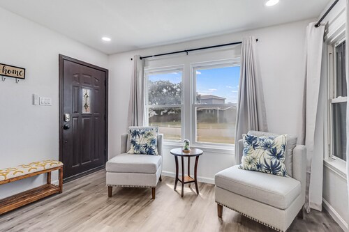 Inviting house with large enclosed yard, central AC, washer/dryer, & golf nearby