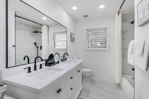 Hair dryer, towels - Inviting house with large enclosed yard, central AC, washer/dryer, & golf nearby (Corpus Christi)