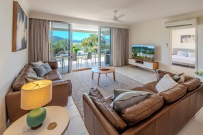 Smart TV - Lagoon 004 by HamoRent on Hamilton Island (Hamilton Island)