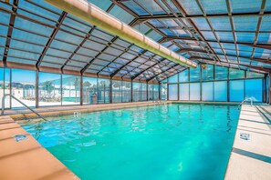 Una piscina techada, una piscina climatizada