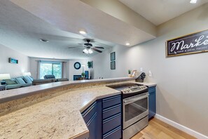 Mikrobølgeovn, ovn, kokeplater og oppvaskmaskin