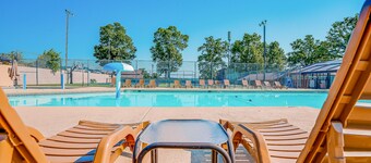 Pointe Royale condo with pools, on-site golf, wood fireplace, washer/dryer, & AC