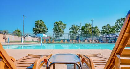 Pointe Royale condo with pools, on-site golf, wood fireplace, washer/dryer, & AC