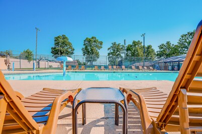 Pointe Royale condo with pools, on-site golf, wood fireplace, washer/dryer, & AC