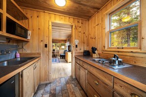 Réfrigérateur, four à micro-ondes, lave-vaisselle, cafetière-théière