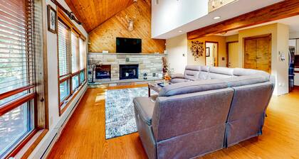 Sprawling tree-lined home with community amenities & game room - dogs ok