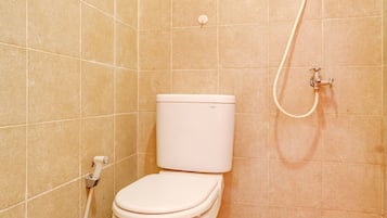 Deluxe Single Room | Bathroom | Shower, towels, toilet paper