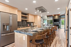 Kylskåp, mikrovågsugn, ugn och spishäll