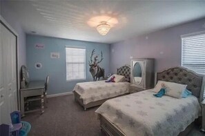 5 bedrooms, iron/ironing board, Internet, bed sheets
