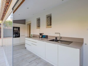 Kylskåp, mikrovågsugn, ugn och diskmaskin