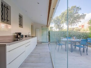 Kylskåp, mikrovågsugn, ugn och diskmaskin