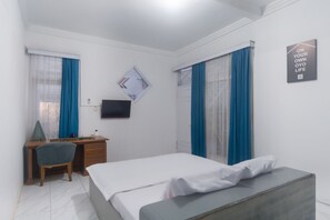 Standaard tweepersoonskamer | Een bureau, een laptopwerkplek, gratis wifi, beddengoed