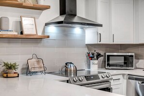 Fridge, microwave, oven, stovetop - Desert Oasis with Private Pool - Summer stay in Old Town Scottsdale (Scottsdale)