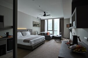 Suite Business | Materassi Select Comfort, con arredamento individuale, una scrivania