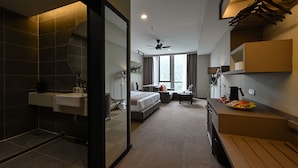 Suite – business | Senger med Select Comfort-madrass og skrivebord