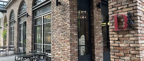Un edificio de ladrillo con ventanas amplias y un letrero con las letras