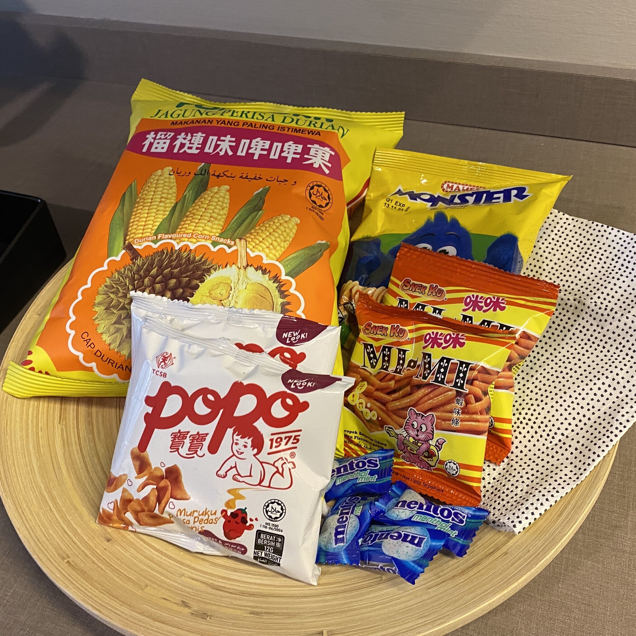 Diverse snacks op een houten dienblad.