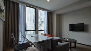 Suite – business | Senger med Select Comfort-madrass og skrivebord
