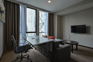 Business Suite | Select Comfort beds, individually furnished, desk, laptop workspace