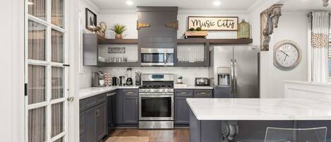 Frigorífico, microondas, horno y placa de cocina