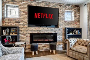 TV, fireplace, offices - Luxe Downtown Home - Walkable - 4 mins to Broadway (Nashville)