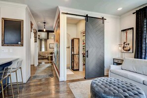 Tv, eldstad och kontor