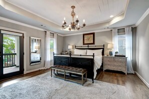 3 室のベッドルーム、デスク、アイロン / アイロン台、旅行用ベビーベッド