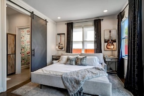 3 bedrooms, desk, iron/ironing board, travel cot - Luxe Downtown Home - Walkable - 4 mins to Broadway (Nashville)