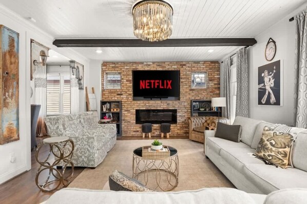 テレビ、暖炉、書斎 / ワークスペース