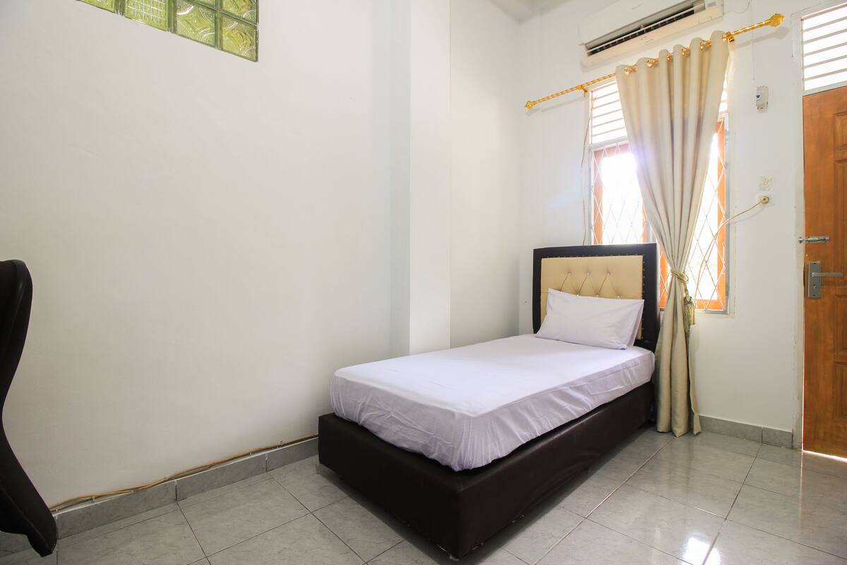 Desk, laptop workspace, free WiFi, bed sheets