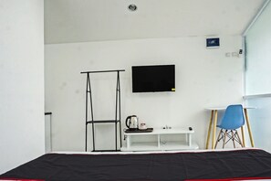 Desk, laptop workspace, free WiFi, bed sheets - OYO Life 2553 Kost Daya (Pekanbaru)