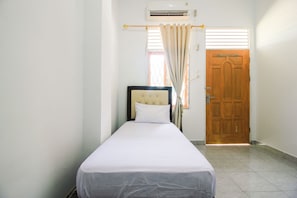 Desk, laptop workspace, free WiFi, bed sheets - OYO Life 2553 Kost Daya (Pekanbaru)