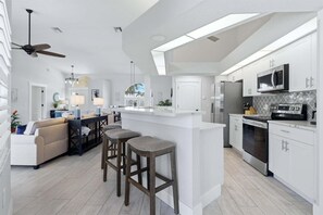 Cafetera y tetera, refrigerador, microondas y horno