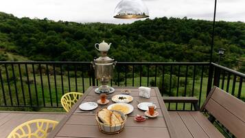 Desayuno completo (USD 10 por persona)