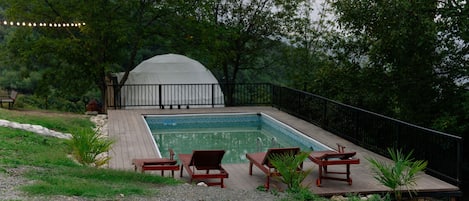 Una piscina al aire libre de temporada