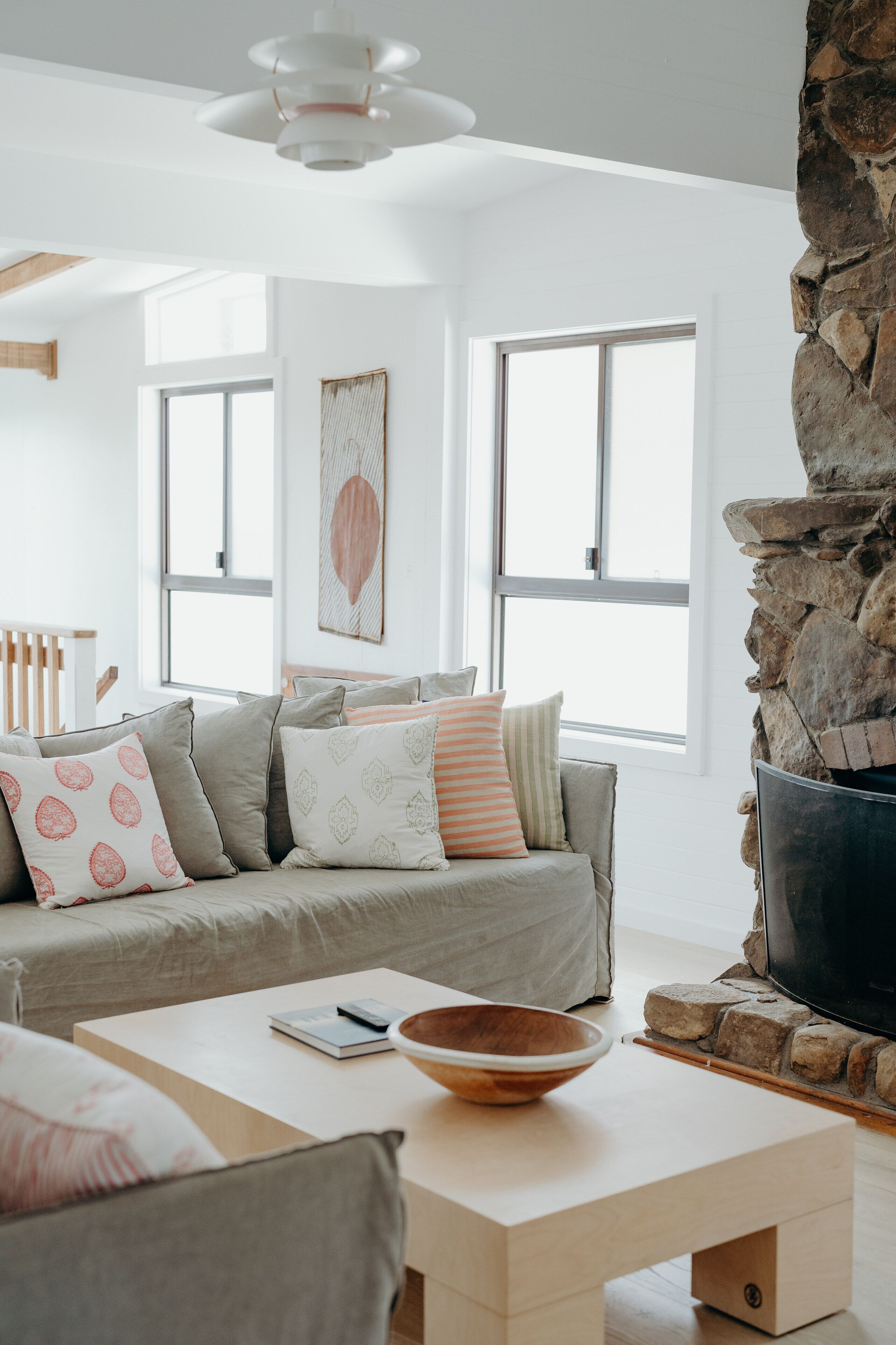 디지털 채널 시청이 가능한 65인치 스마트 TV, 벽난로, 넷플릭스