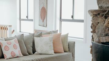 65-Zoll-Smart-TV mit Digitalempfang, Kamin, Netflix