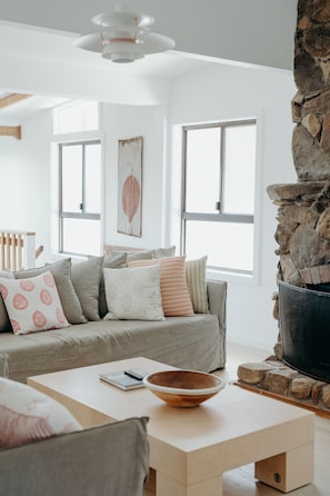 65-英寸智能电视(配备数码频道)、壁炉、Netflix