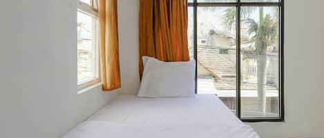 Deluxe Single Room | Laptop workspace, free WiFi, bed sheets