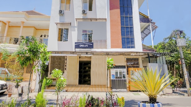 A two-story building with a sign reading "OYO LIFE". - OYO Life 2760 Kost Simpang Borobudur 47 (Malang)