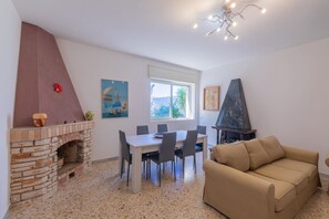 Una televisión, una chimenea