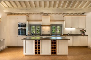 Geladeira, lava-louças, torradeira