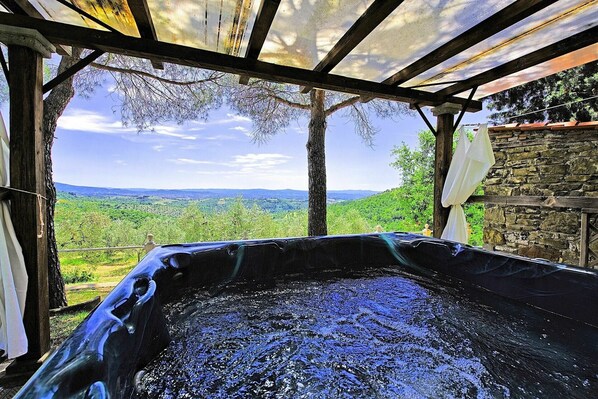 Outdoor spa tub - Villa Luciano - Tregozzano ,Tuscany (Tregozzano)