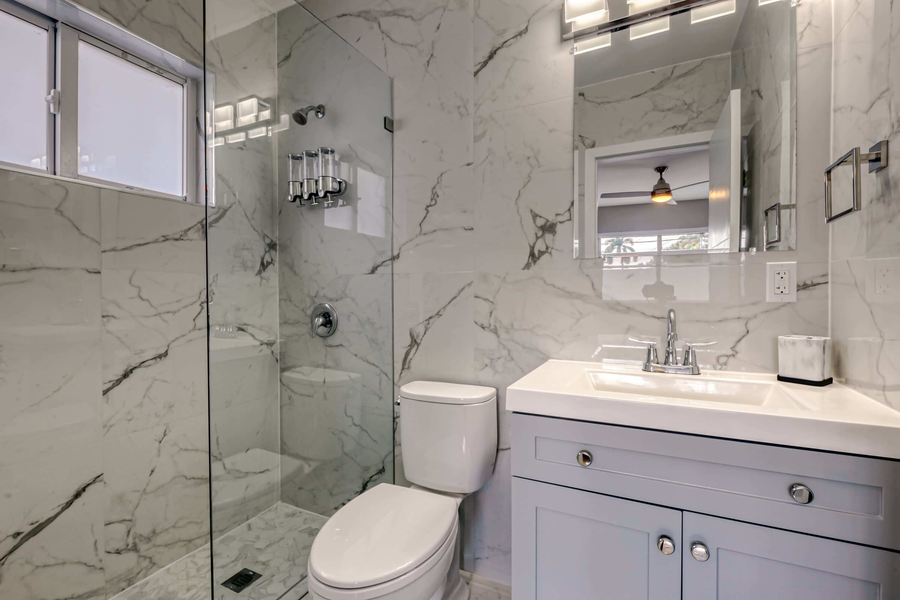 シャワー、ヘアドライヤー、タオル