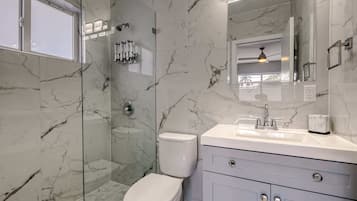 Dusj, hårføner og håndklær