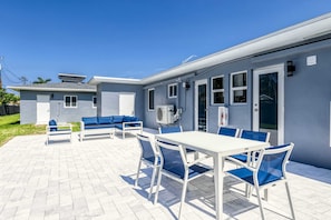 Outdoor dining - 2009 A Sunshine Manors (Wilton Manors)